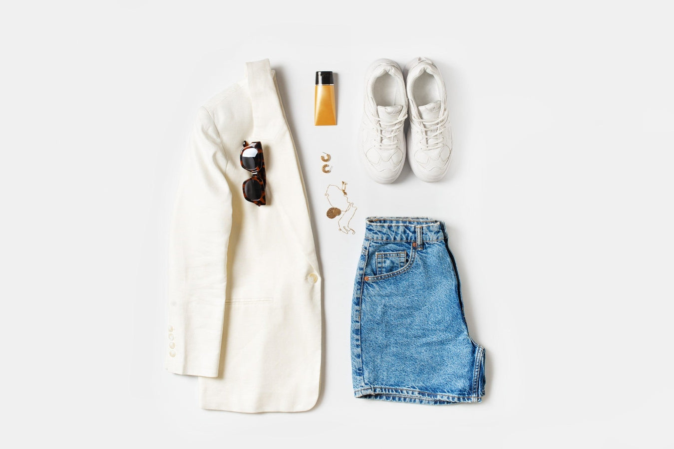 Flatlay moderner Damenmode mit Blazer, Jeansshorts, Sneakers & Accessoires – Mode & Accessoires Kollektion TECHTRAL