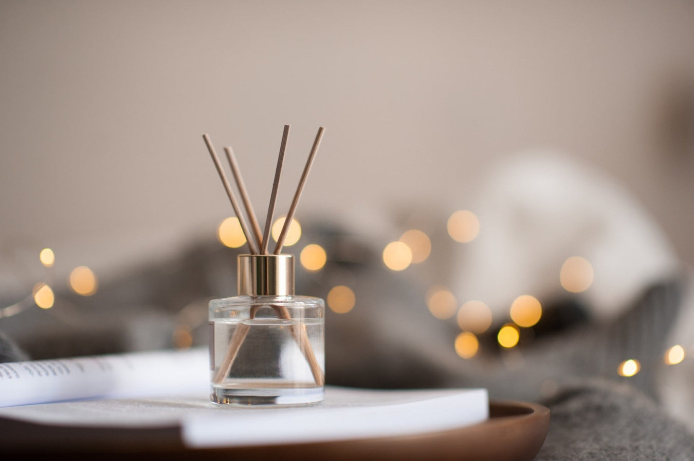 Raumduft im Glasflakon mit Holzstäbchen – stilvolle Duft- und Raumklima-Lösung für ein behagliches Zuhause