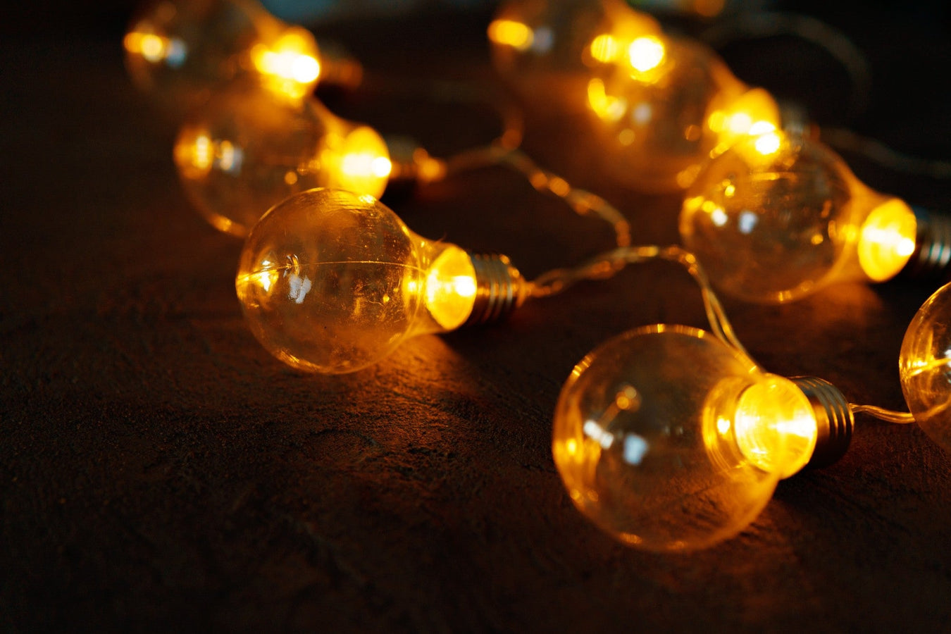 Solar Lichterkette mit Glühbirnen – warmweißes Licht für Garten und Terrasse.