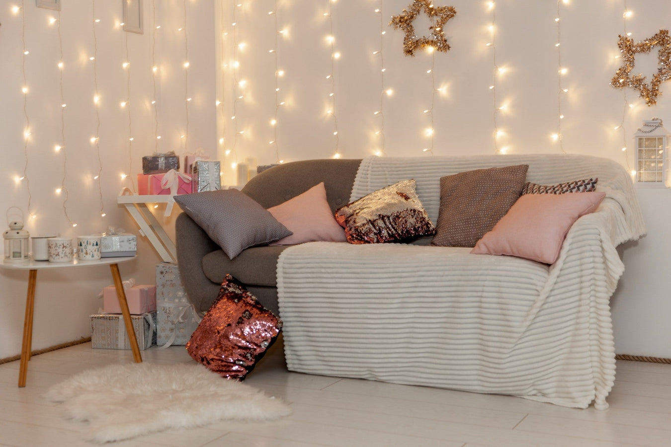 Gemütliches Wohnzimmer mit Lichterketten und dekorativem Ambiente – hell, einladend und stimmungsvoll
